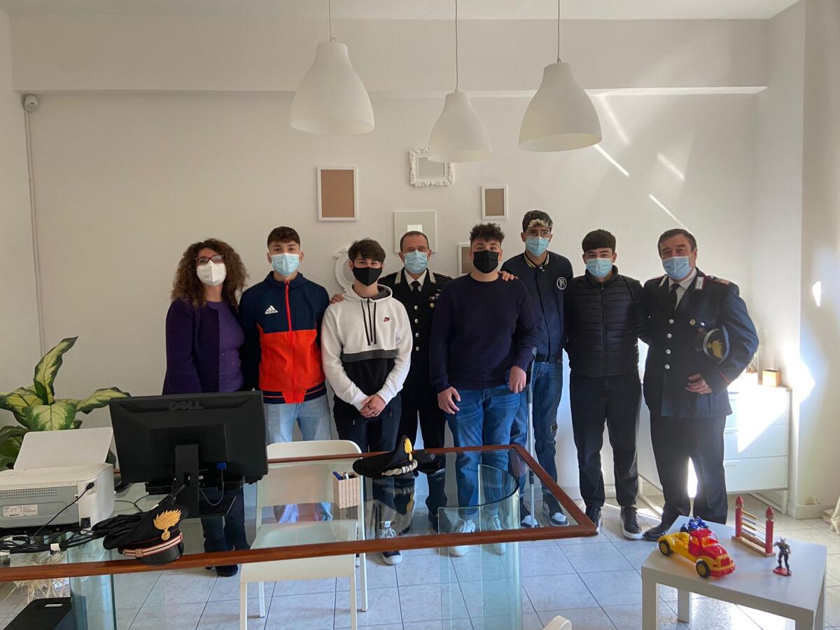 Gli studenti dell'Itis a tu per tu con l'arma dei Carabinieri - 