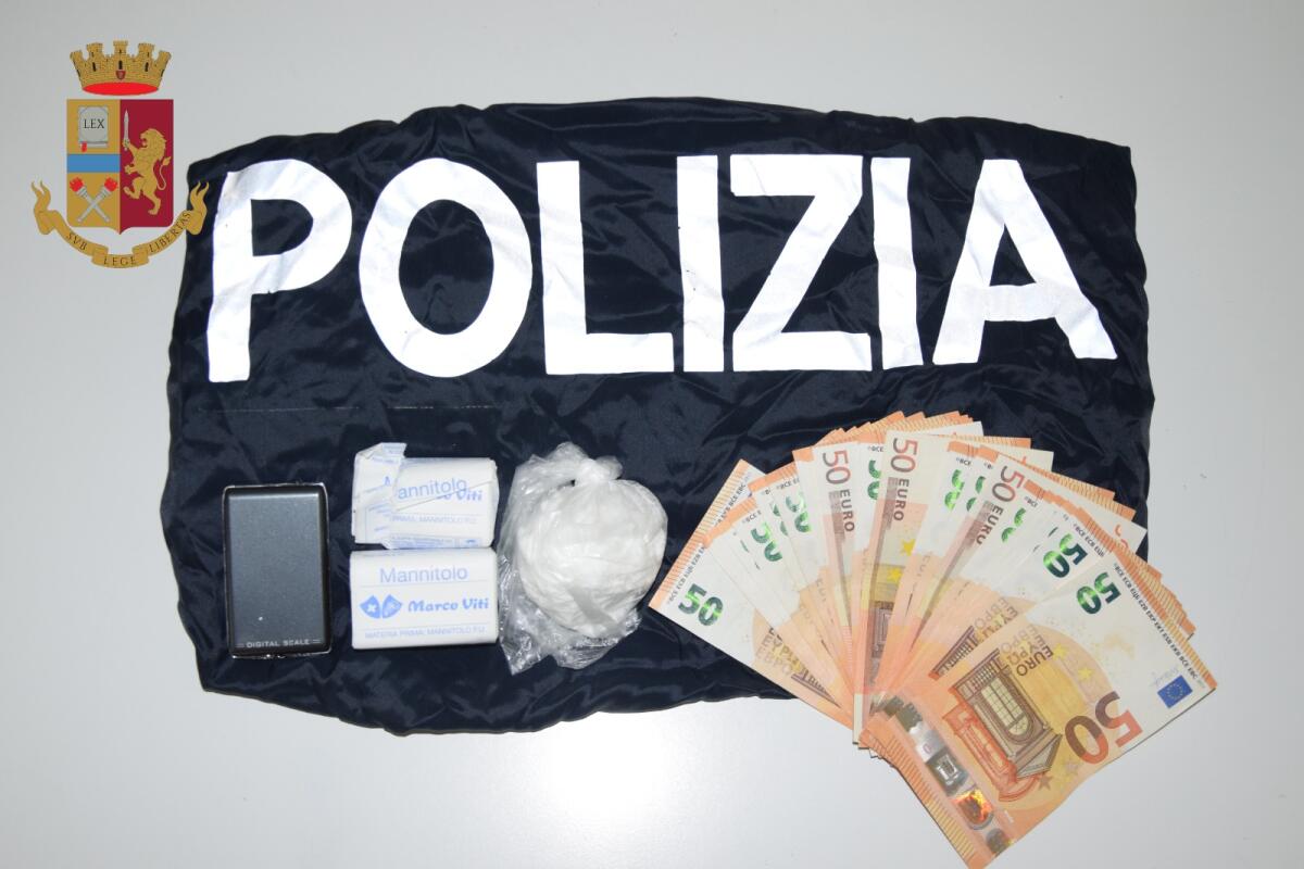 La Polizia arresta giovane con 50 grammi di cocaina pronta per essere venduta per il Capodanno -