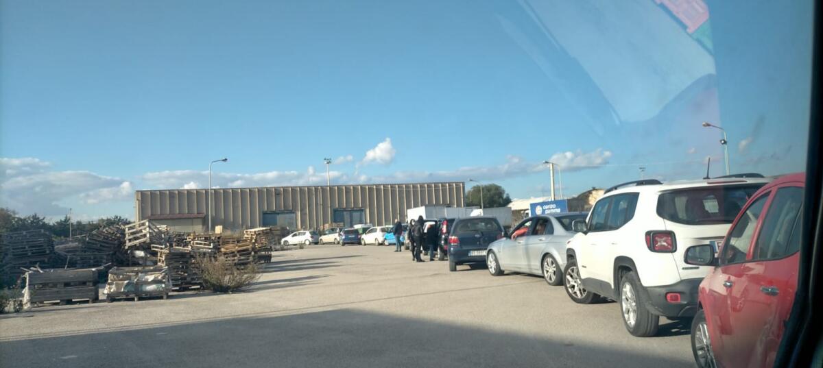 In fila per fare il tampone -