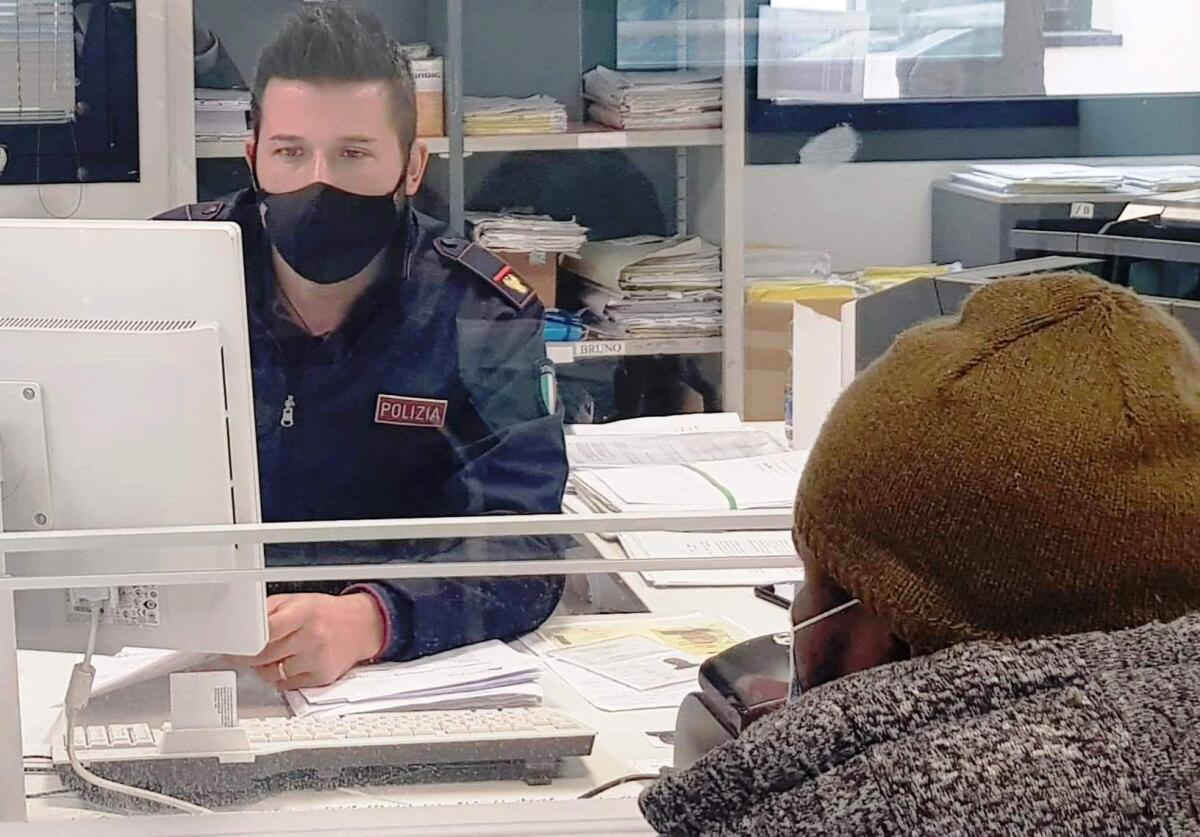 Documenti falsi per il permesso di soggiorno: denunciati stranieri e professionista compiacente - 