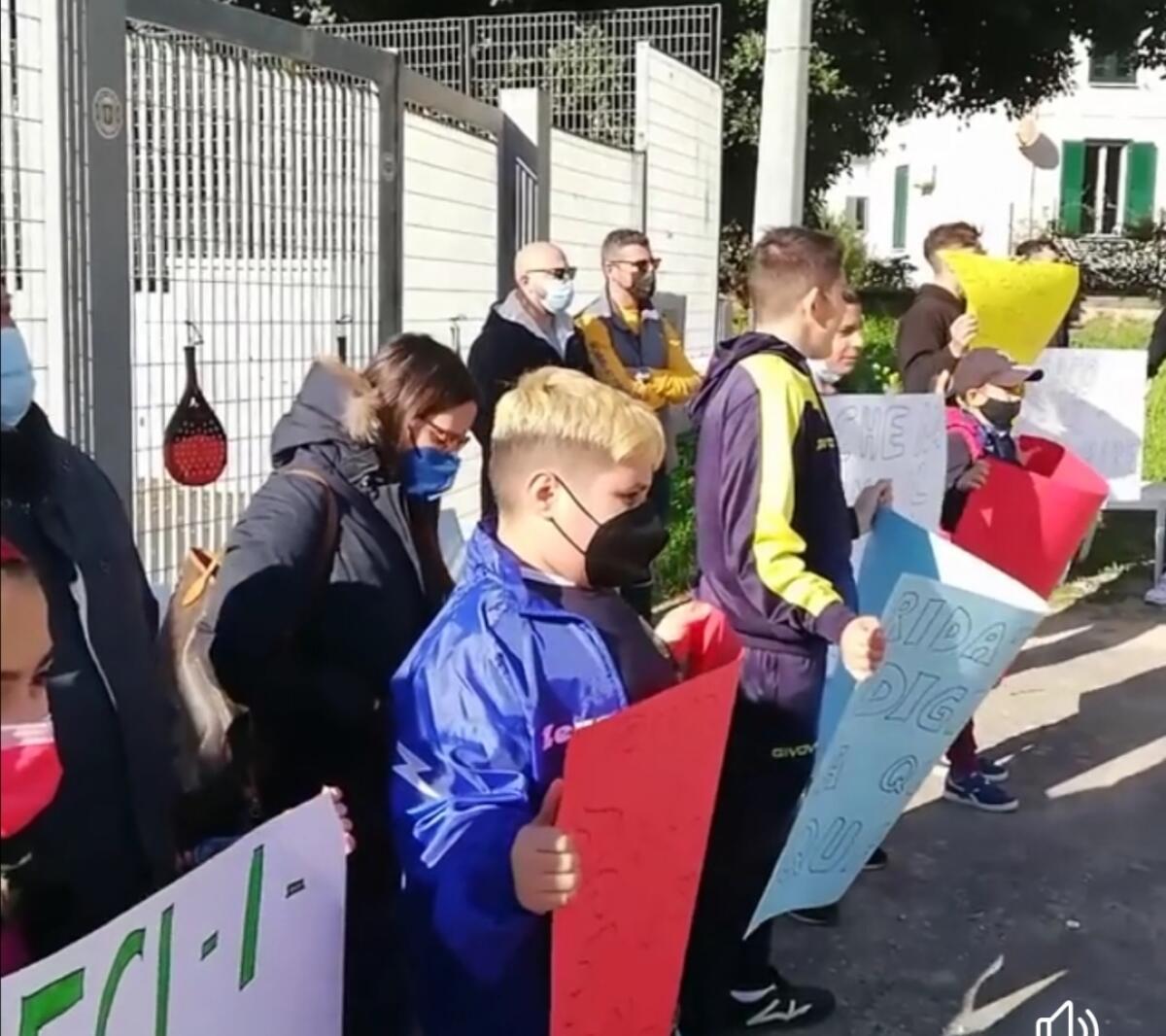 Campo sequestrato e sit in di protesta -