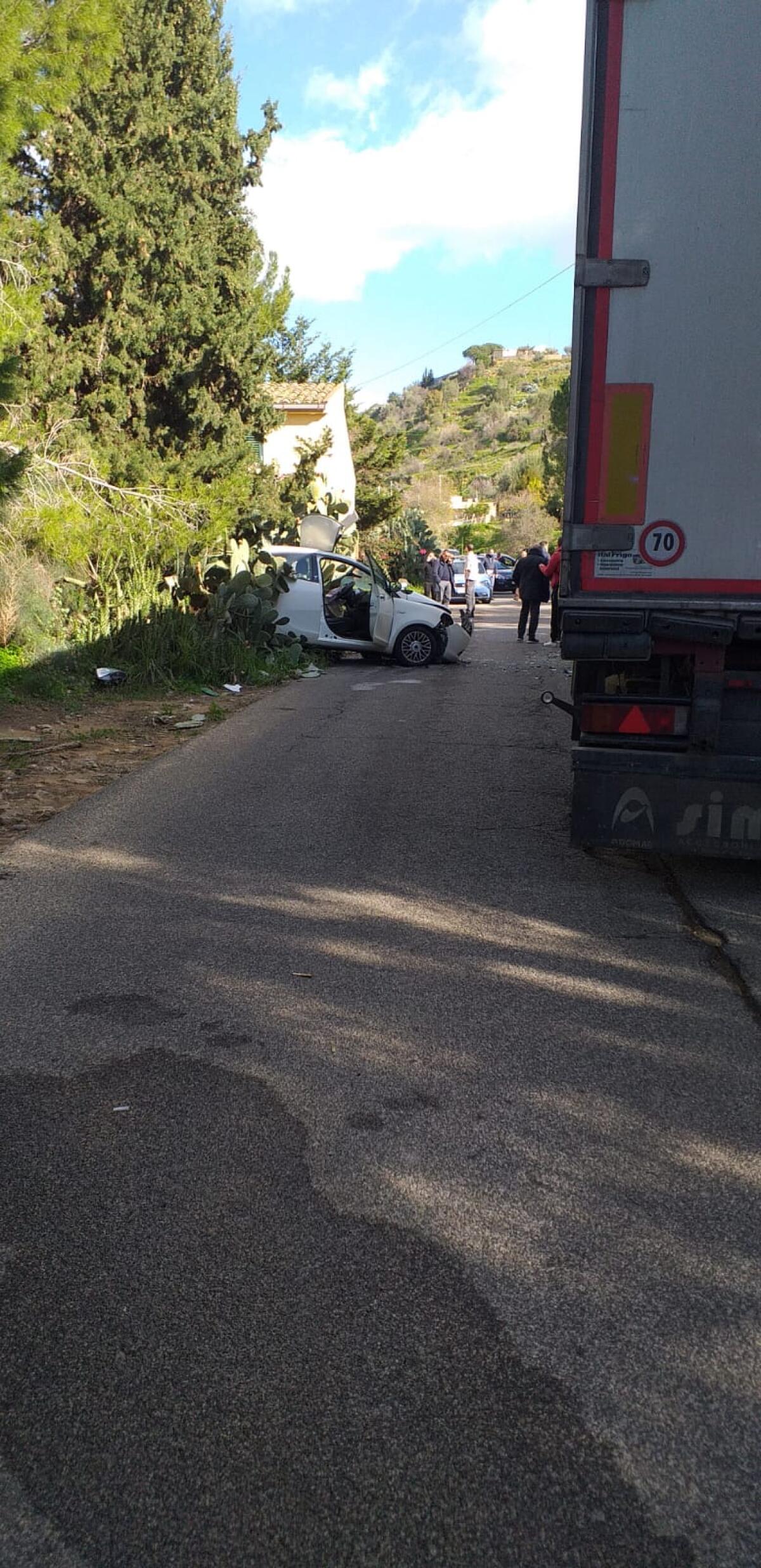 Grave automobilista dopo scontro con un camion - 