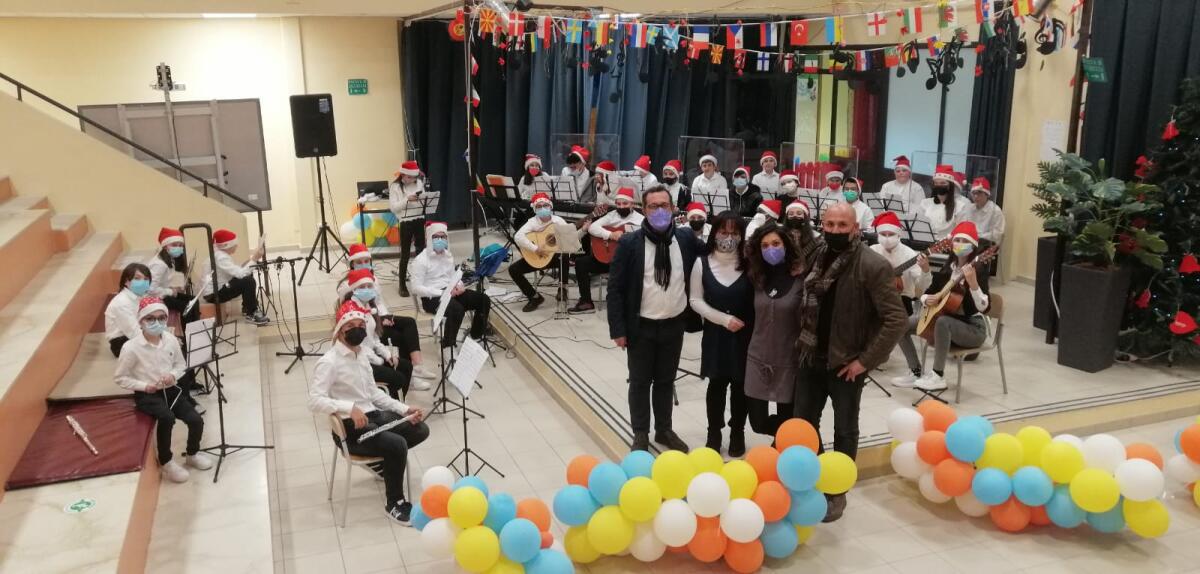 L'I.C. Verga augura 'Buone feste' in musica - video - 
