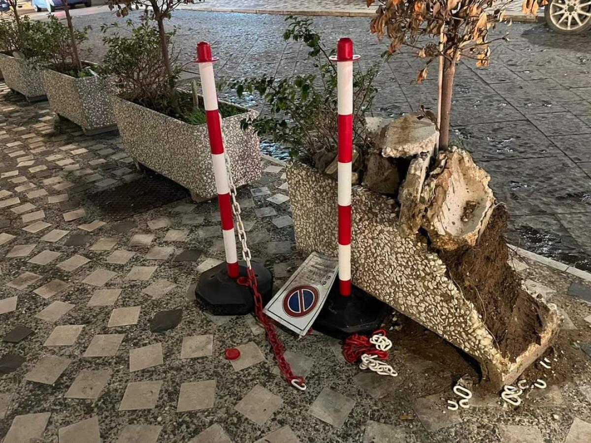 Raid vandalico in Vico Santa Lucia - 