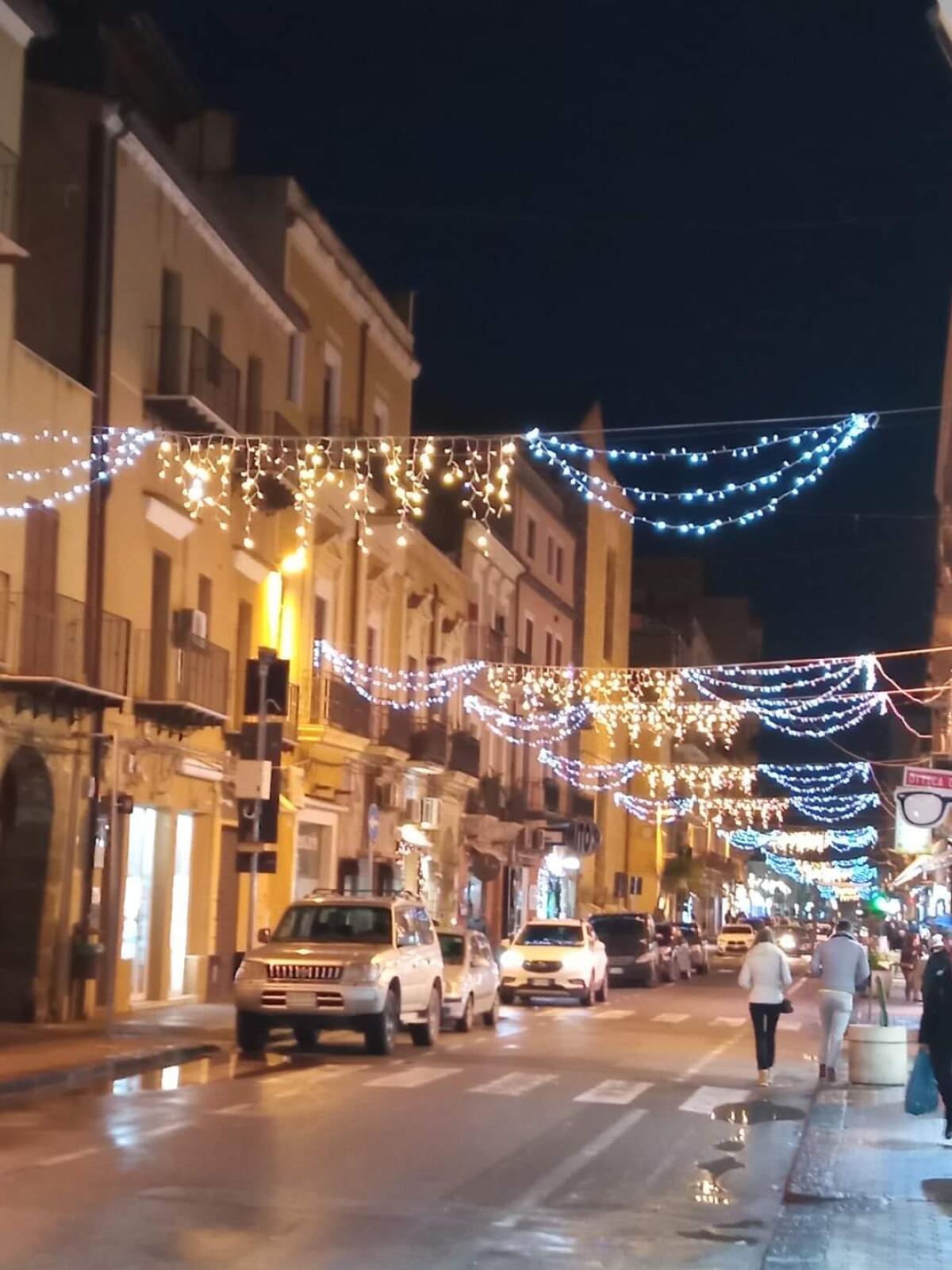 Arrivano al centro storico le luci natalizie "tardive" -