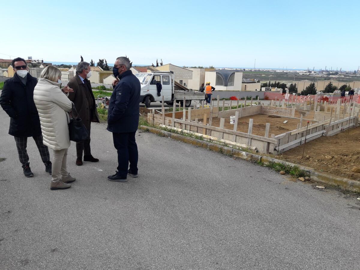 Le venti salme parcheggiate a Farello avranno sepoltura dopo Capodanno - 