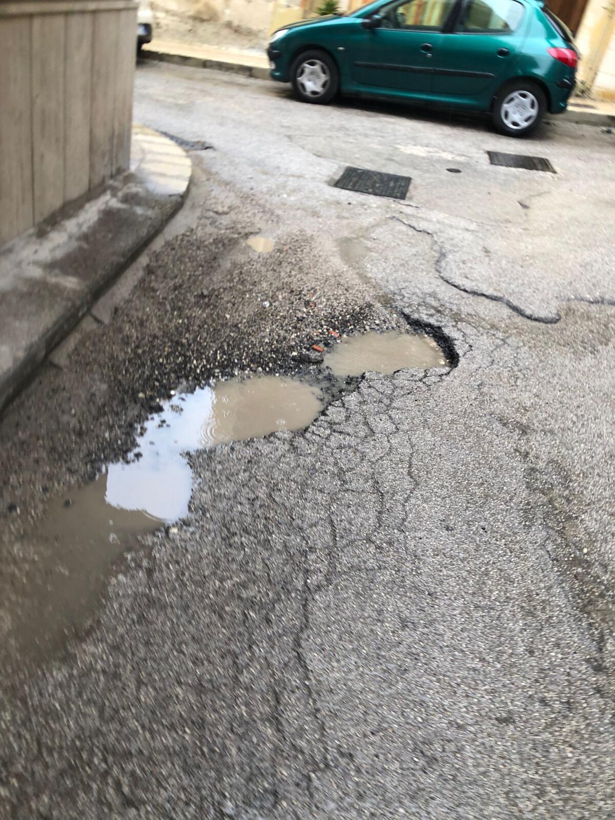 La strade-trappola di Gela: cittadini disperati e amministrazione indifferente -