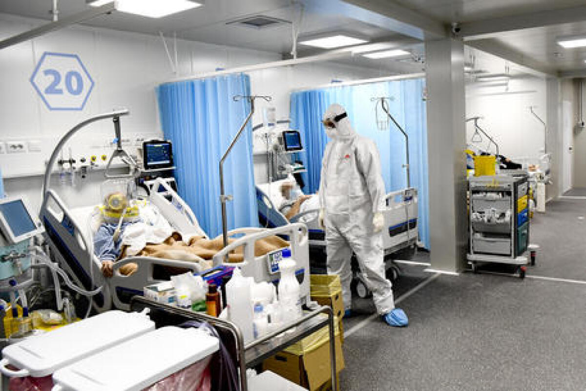 Chiusa la Terapia intensiva del Sant’Elia, i pazienti dirottati a Gela - Medici ed infermieri al lavoro nei reparti di terapia intensiva dell' ospedale modulare Covid allestito nell'area dell' Ospedale del Mare e Napoli 20  ottobre 2020
ANSA / CIRO FUSCO