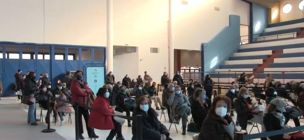 File estenuanti all'Hub vaccinale - 