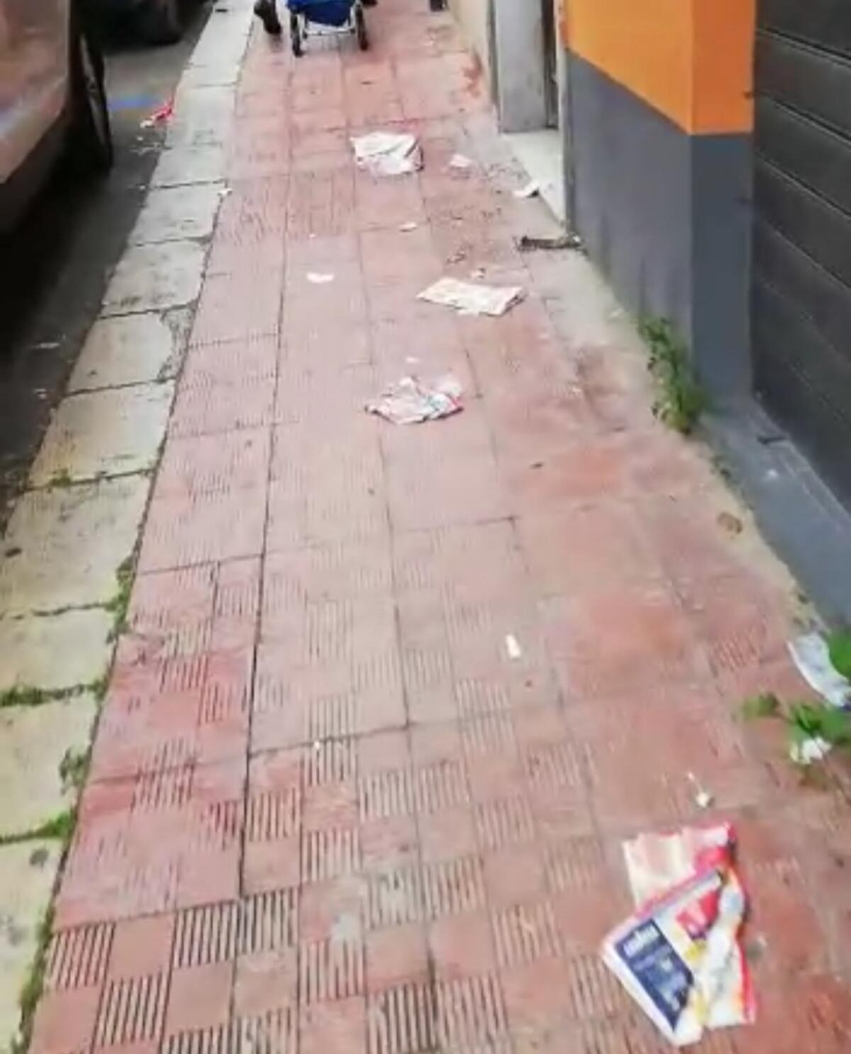 Tutto pronto per favorire la pulizia.... e la spazzatrice non arriva in via Europa! - 