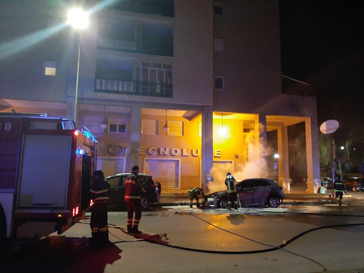 Auto in fiamme in via Venezia in prima serata - 