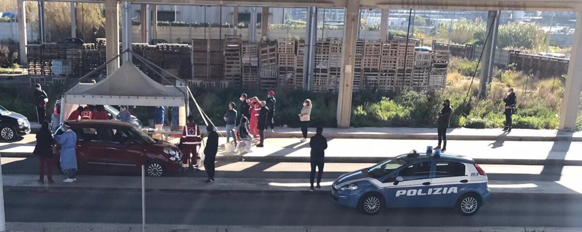 In fila per i tamponi: interviene la polizia - 