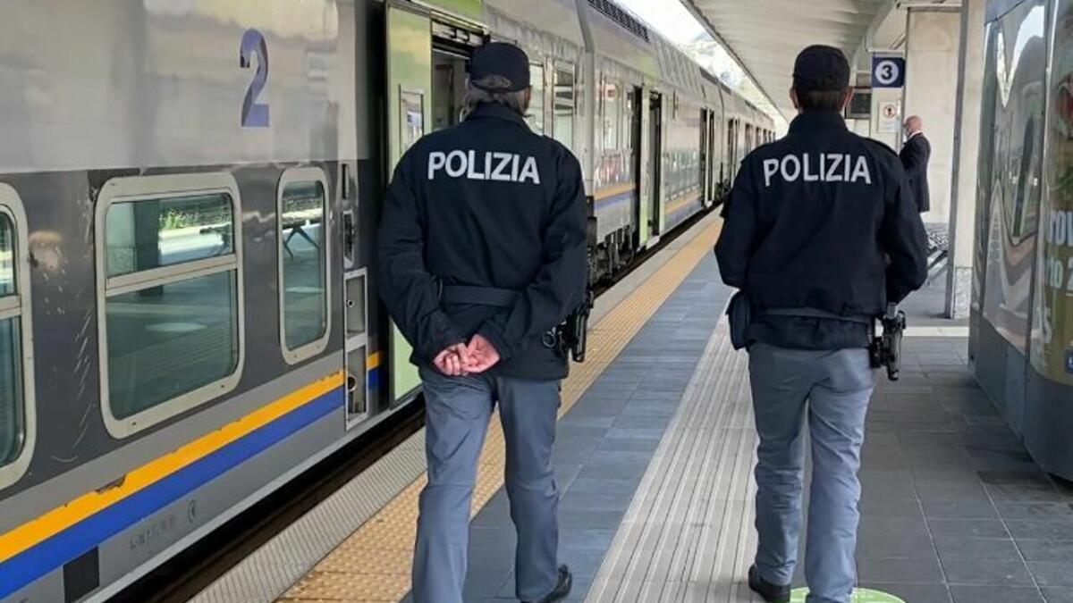 Viaggiava senza biglietto, senza green pass e con un coltello: denunciato -