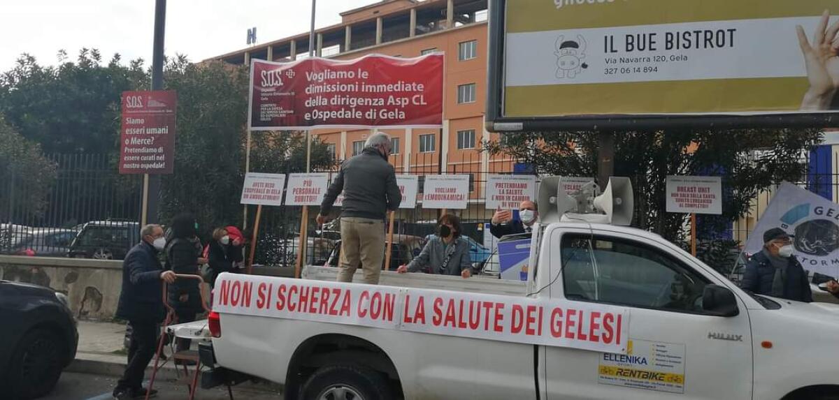 Il popolo in piazza per invocare i sevizi sanitari - 