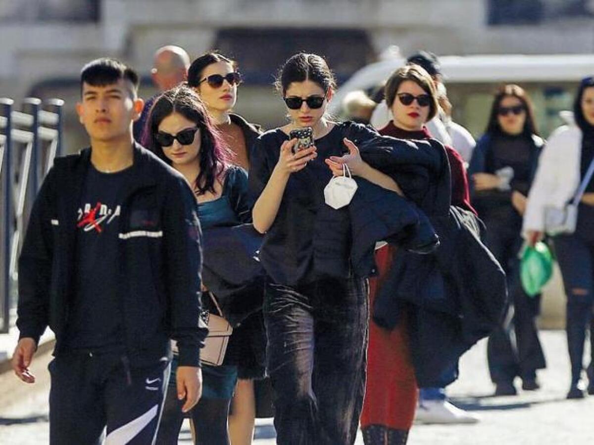 Via la mascherina all'aperto. La Francia sta valutando di togliere l’obbligo di green pass - 