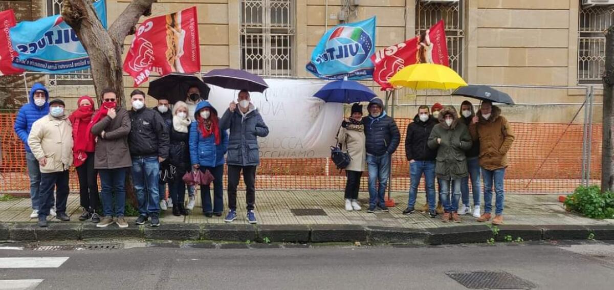 Sit in dei dipendenti Nuova Idea davanti la Prefettura -