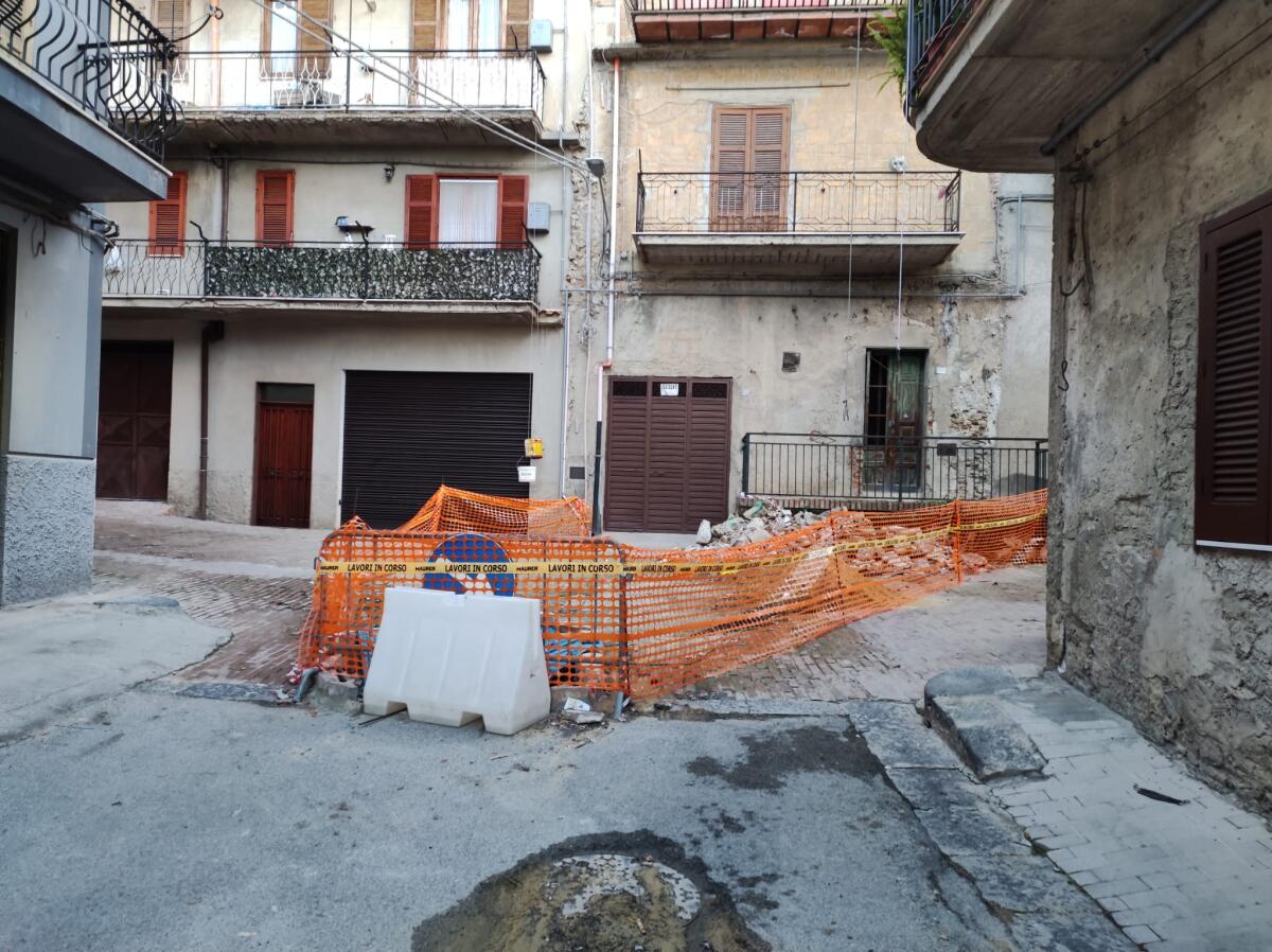 Caltaqua inizia i lavori e li lascia in sospeso da un mese -
