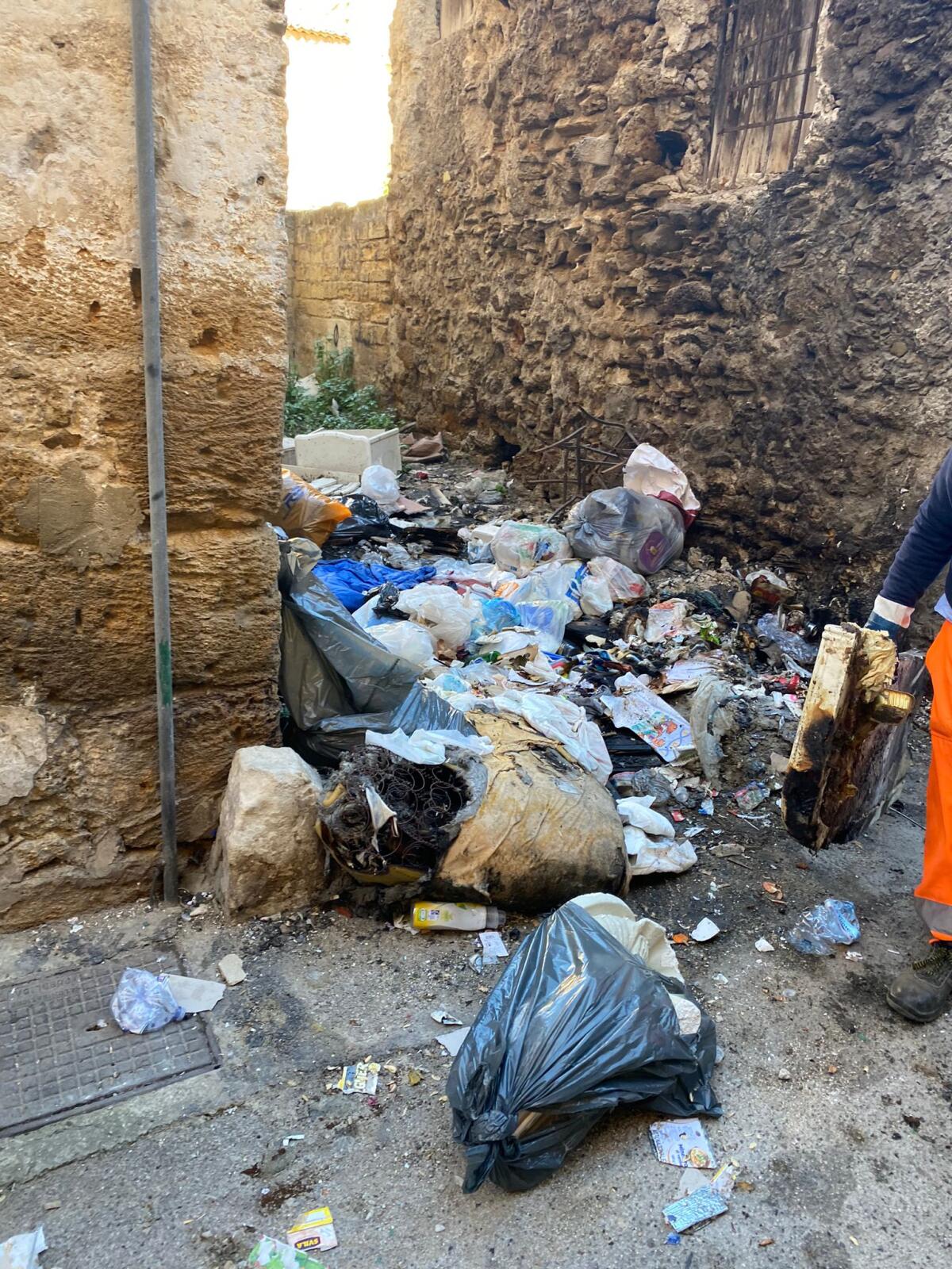 Telecamere in via Abela dopo la rimozione della maxi discarica - 