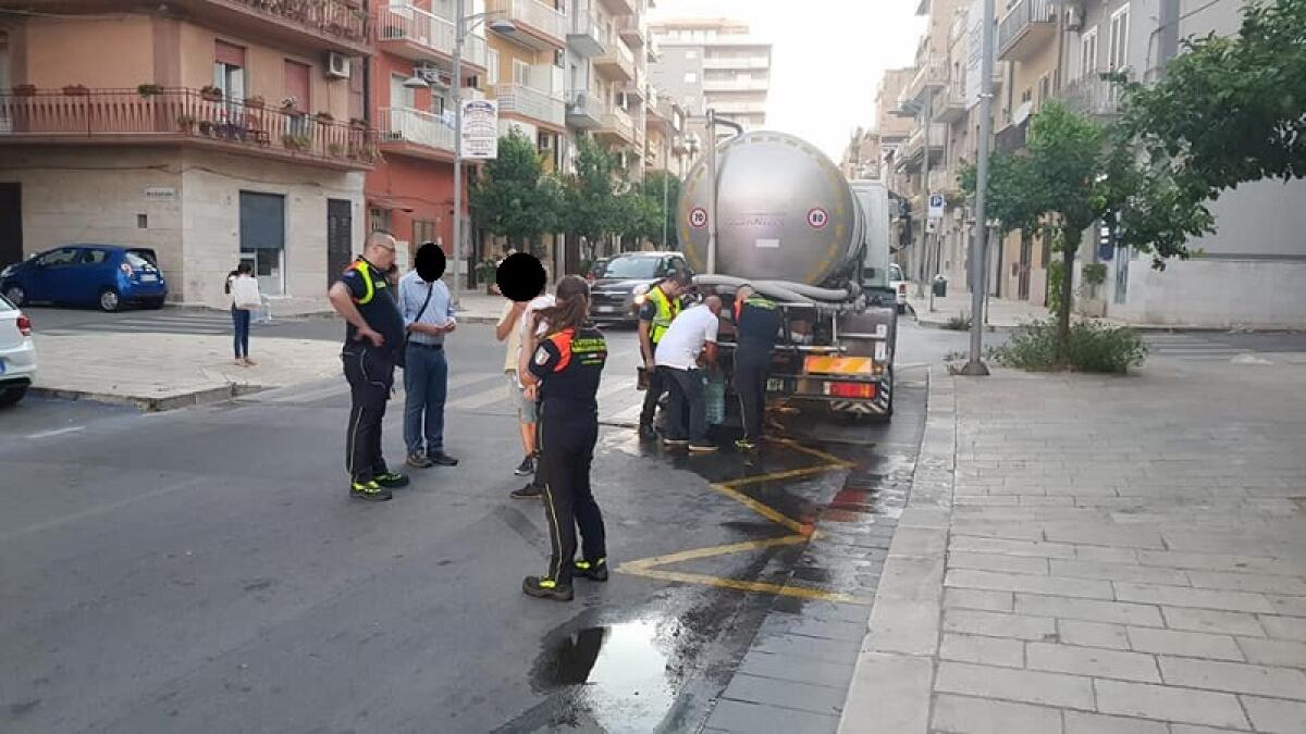 In via Pozzillo poca acqua e tante autobotti - 