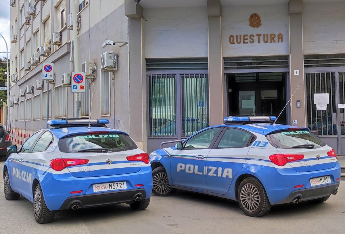 Senza patente, con un coltello, guidava contromano un'auto rubata: denunciato - 