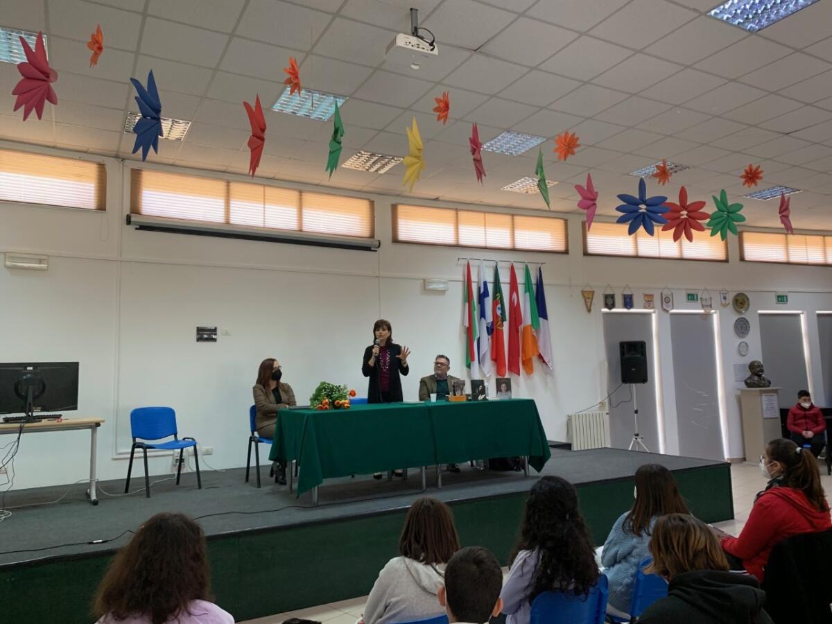 L’incontro con l’autore, alla “Quasimodo” la scrittrice Tea Ranno - 