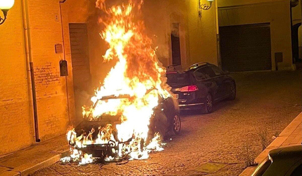 Fiamme su un'auto nel quartiere Macchitella -