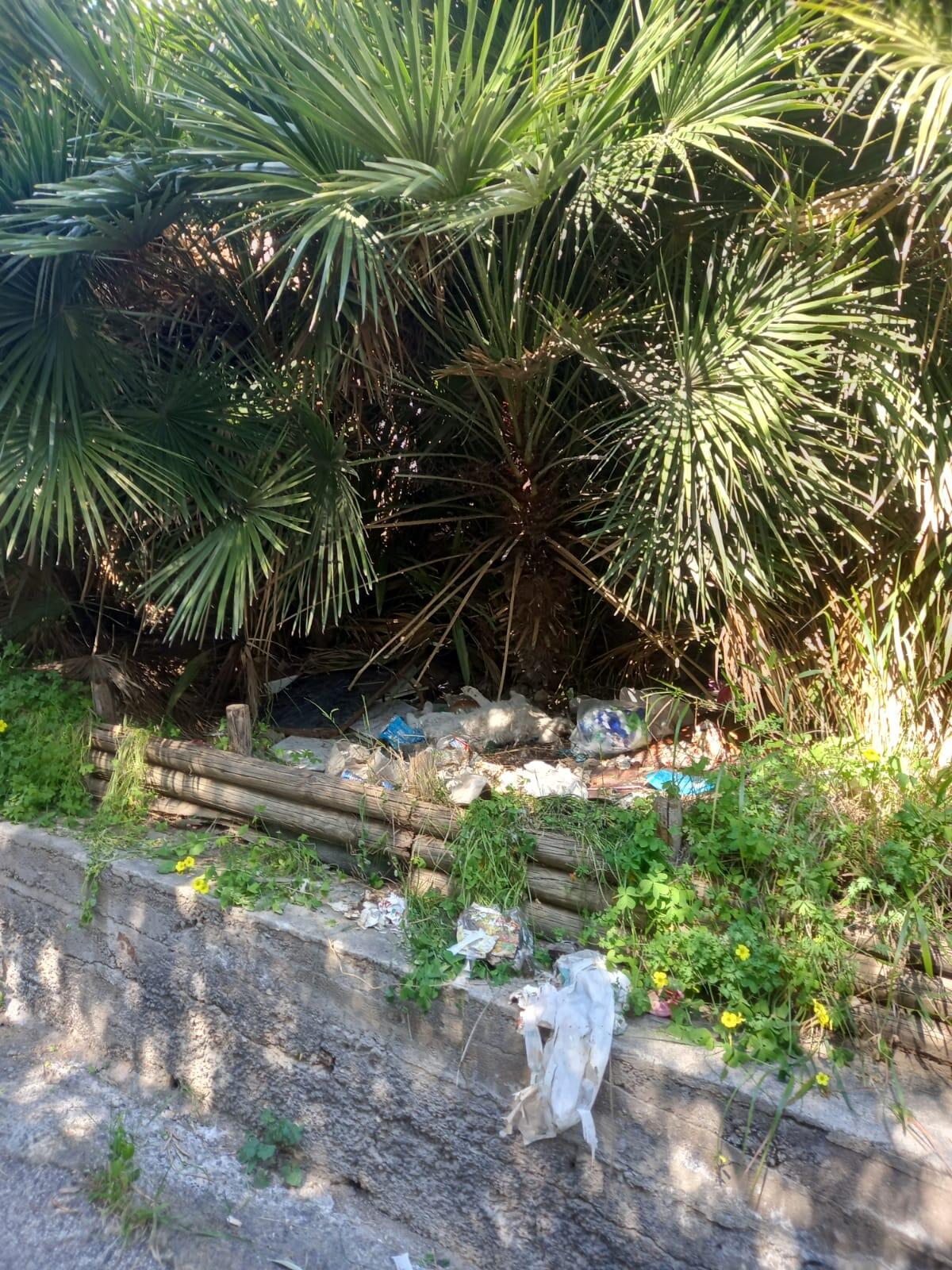 Gela, panorama mozzafiato. Ma i rifiuti stanno lì - 