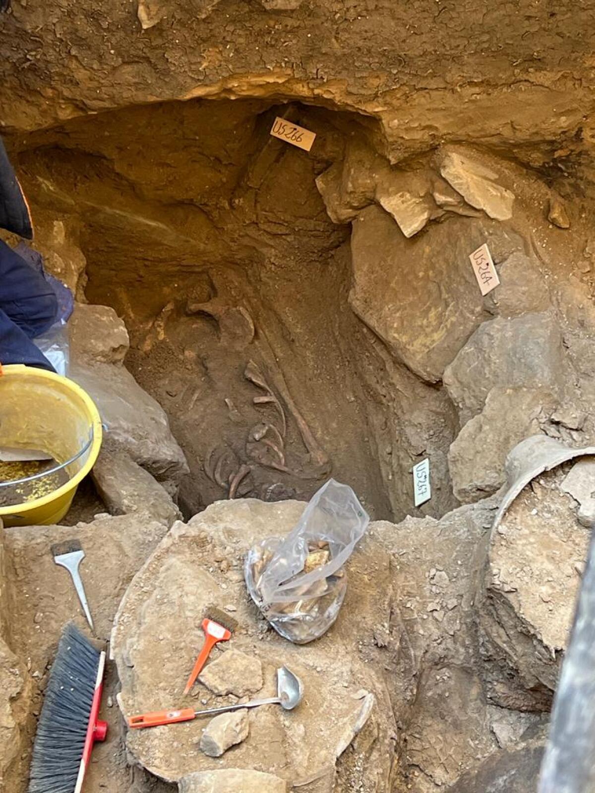 Uno scheletro di donna affiora nella necropoli di via di Bartolo - 