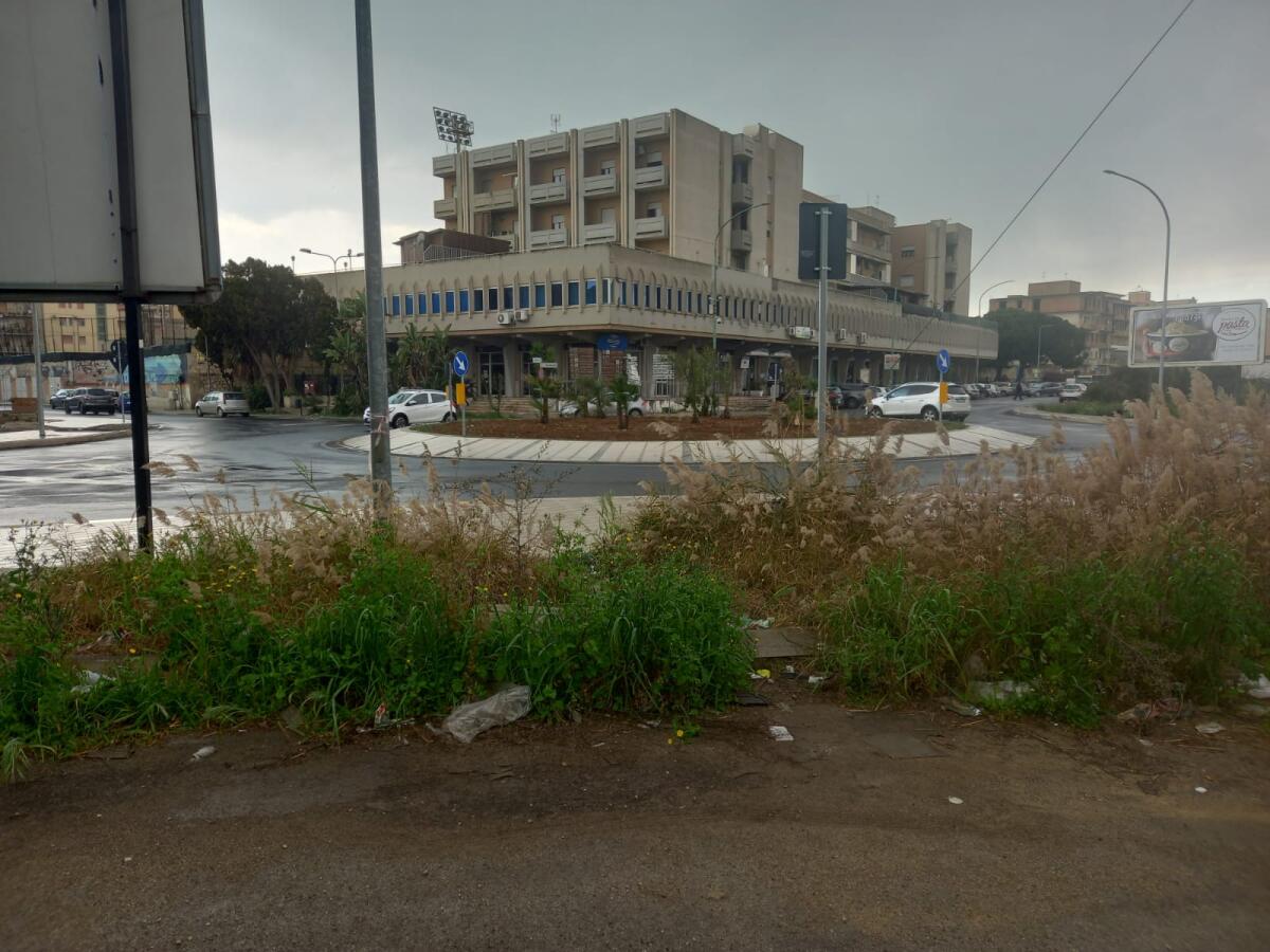 La passerella di via Niscemi e la polvere vicina al tappeto -