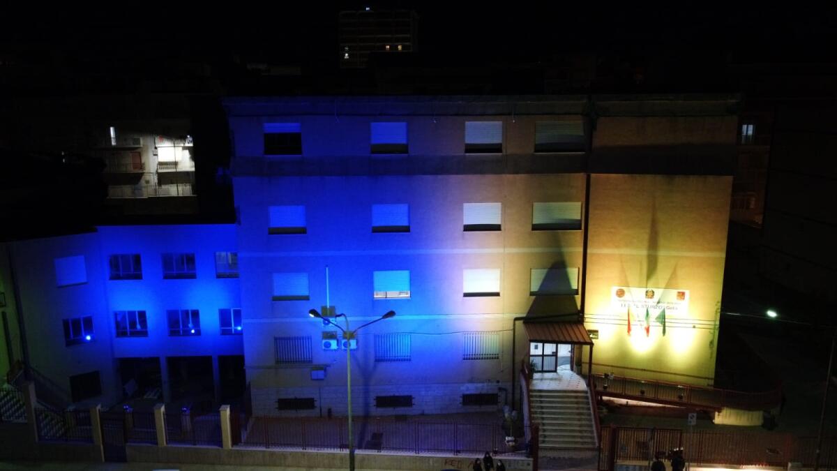 Le scuole per la Pace: lo “Sturzo” s’illumina di giallo e blu - 