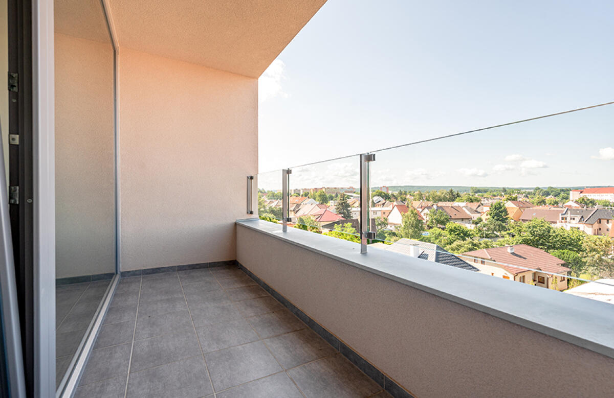 Si lancia dal balcone a 14 anni - 