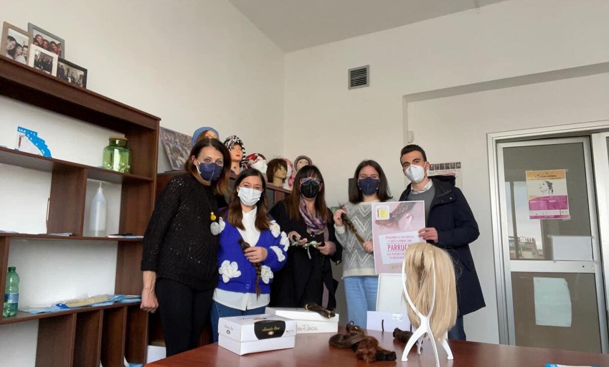 La solidarietà che scalda il cuore: il Rotaract dona cinquanta ciocche alla Farc&C -