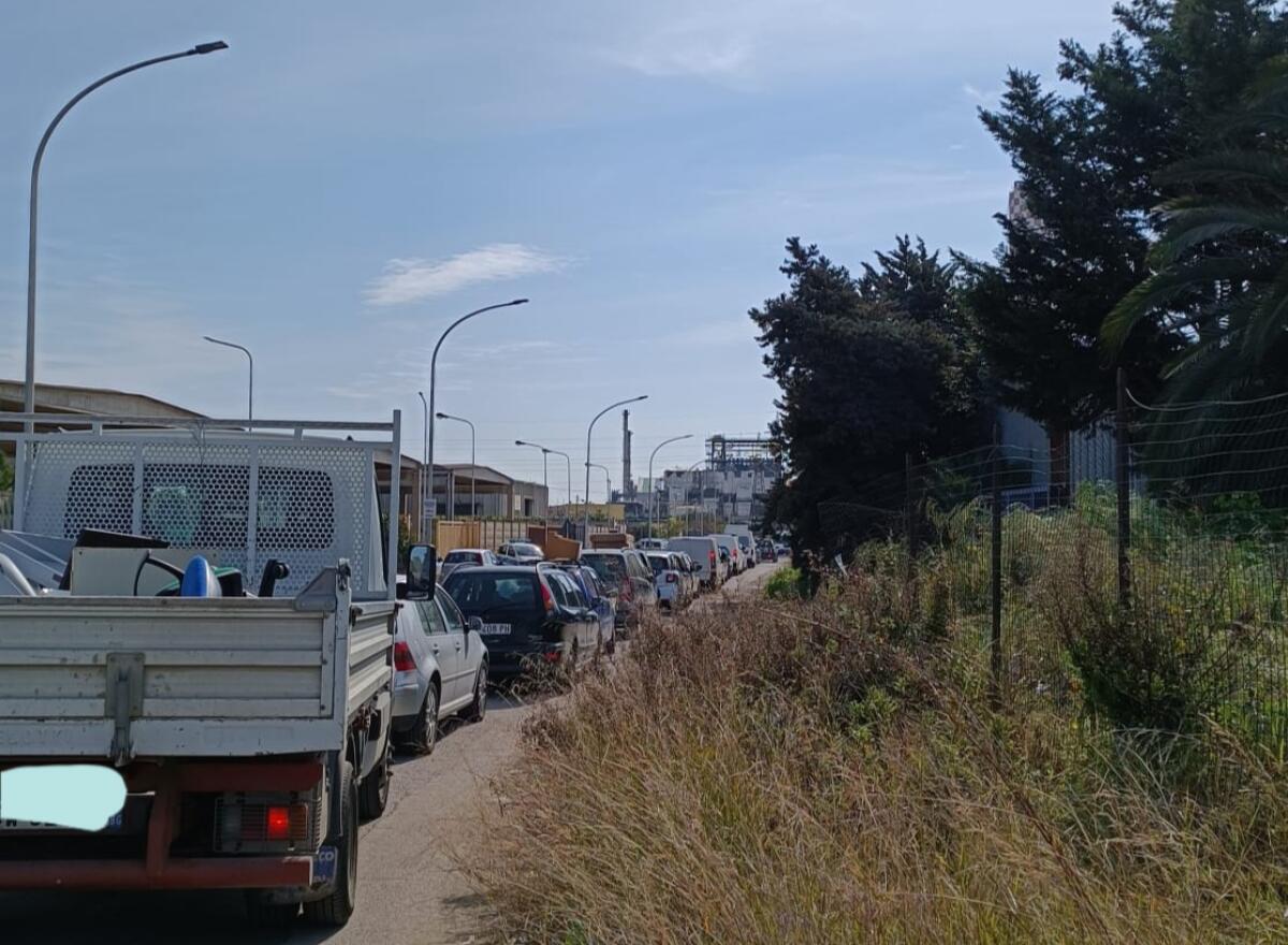 In fila per liberarsi dai rifiuti ingombranti -