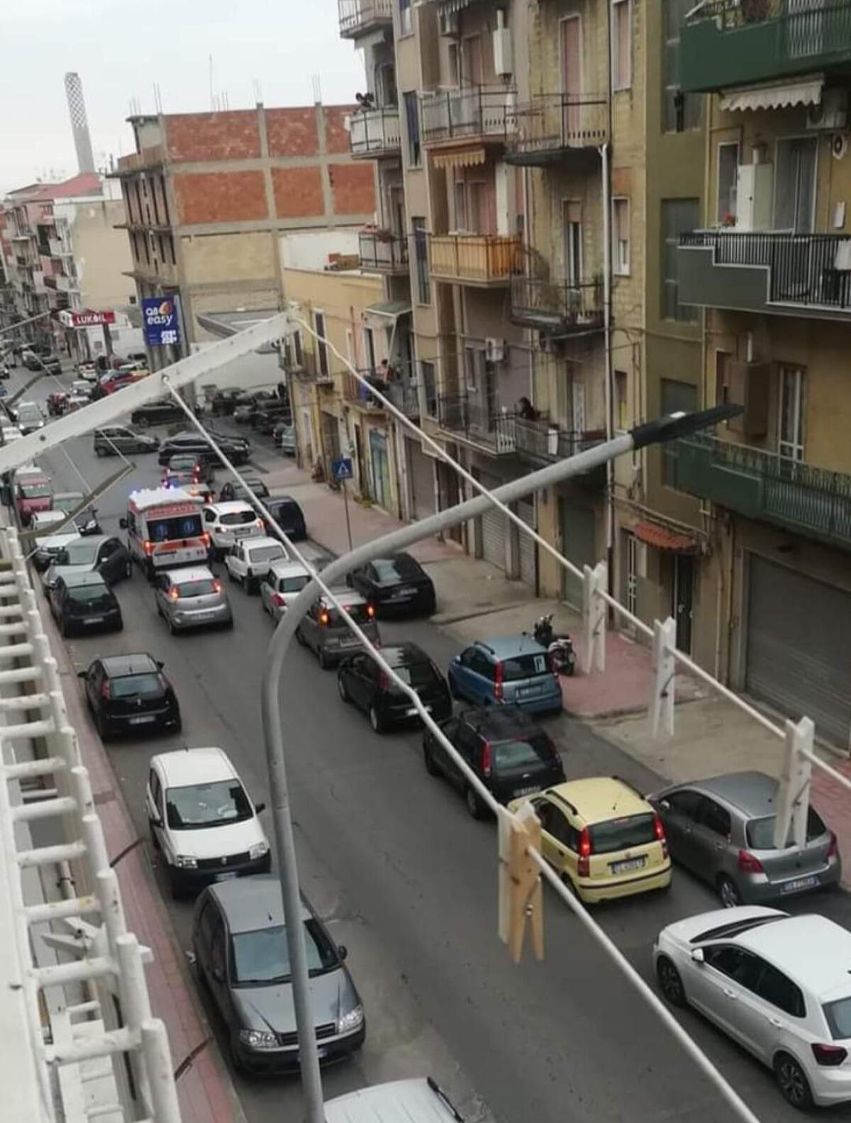 Fila di auto per la benzina e l'ambulanza resta intrappolata -
