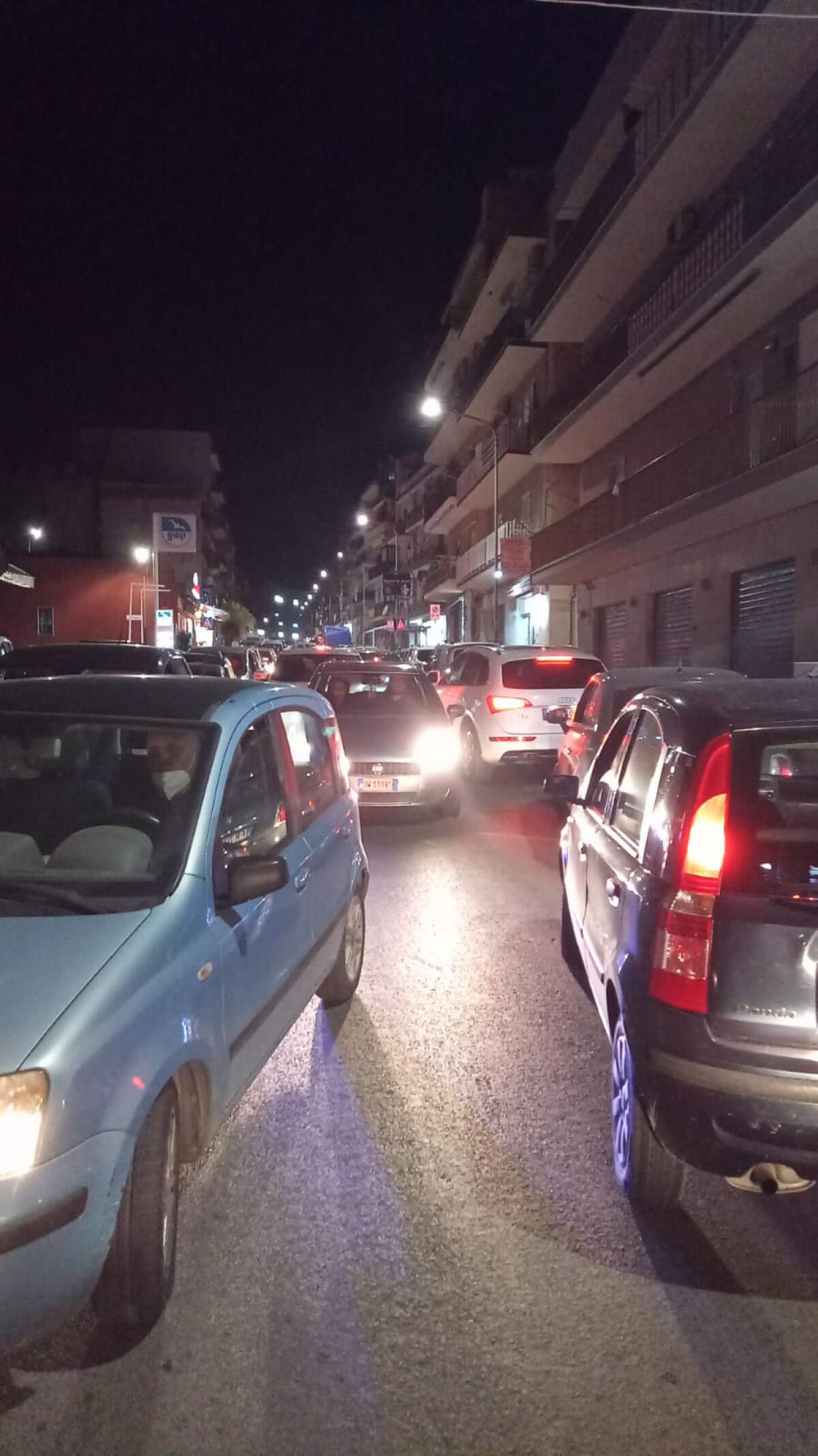 La psicosi della scorta di benzina: tripla fila in via generale Cascino -