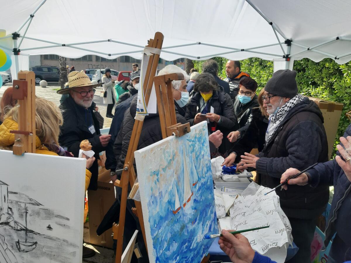 L'artista gelese Maurizio Russo alla cala di Palermo per i bambini autistici -