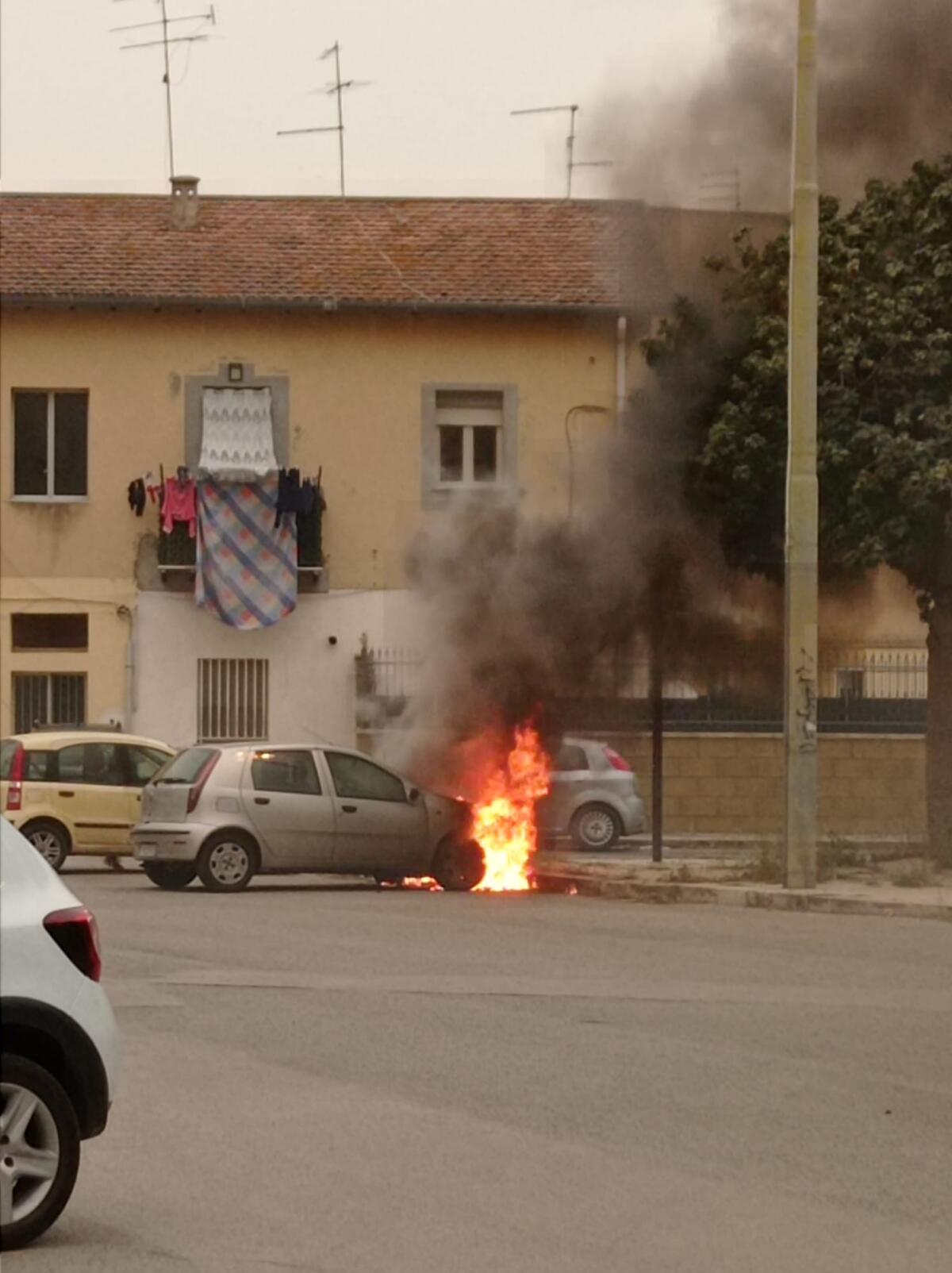 Incendi auto di due donne: nel mirino un' avvocatessa impegnata in politica e una volontaria -