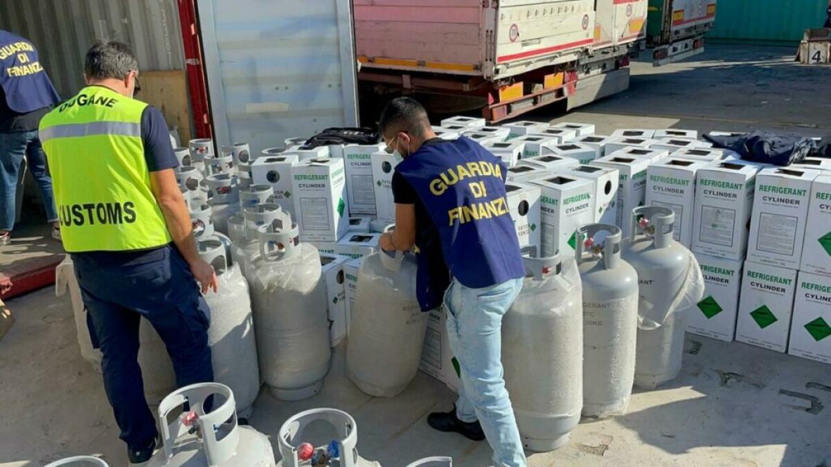 Sequestrato un migliaio di bombole -
