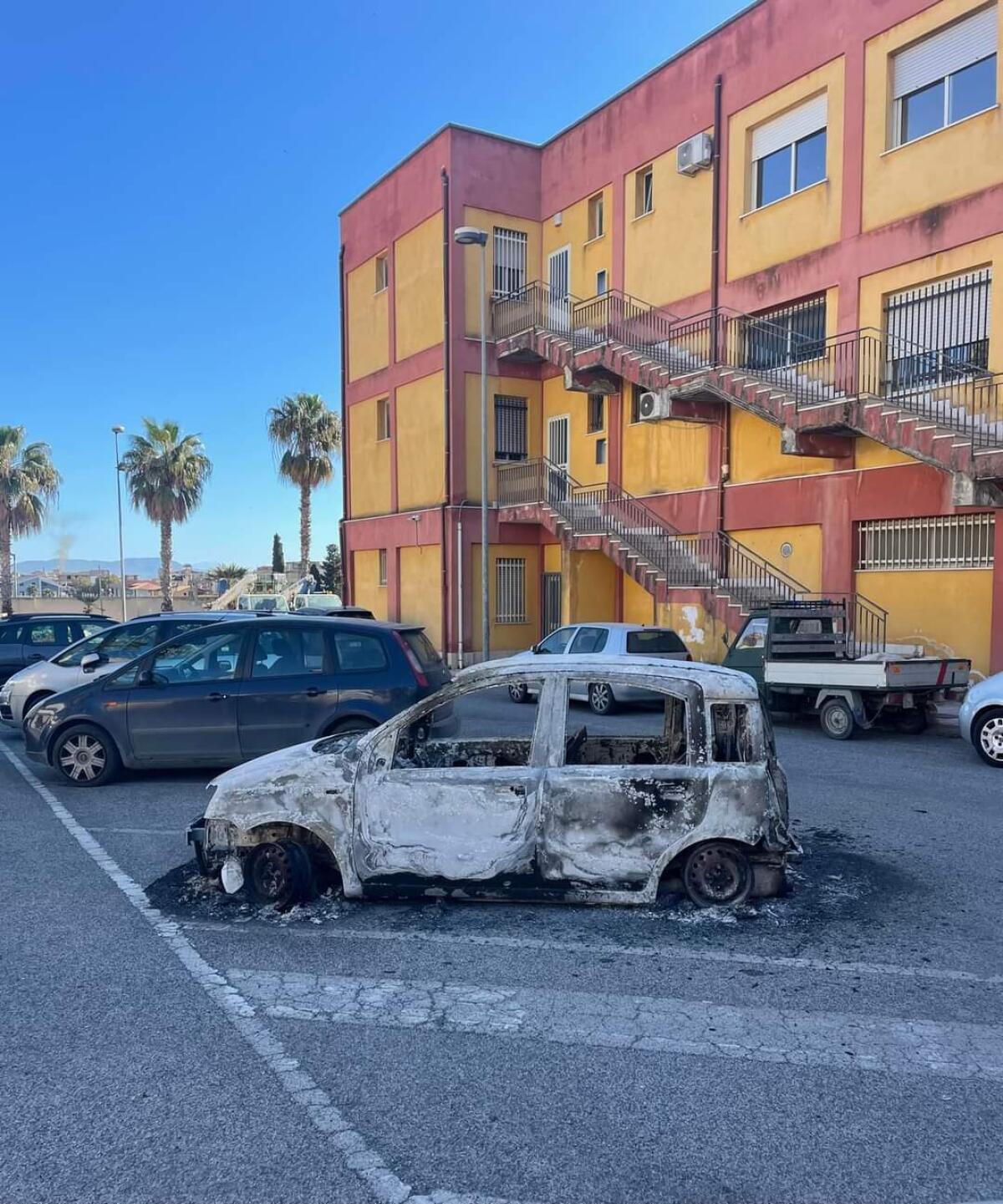 Auto del Comune a fuoco -