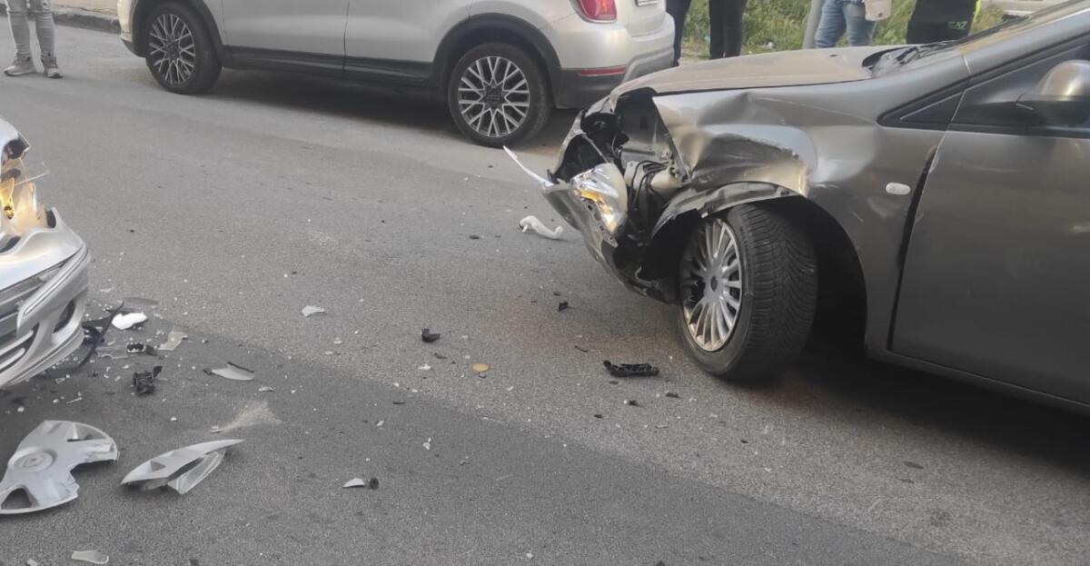 Un’auto semina il panico in via Crispi: il conducente prima scappa poi torna. Nessun ferito, ma traffico in tilt -