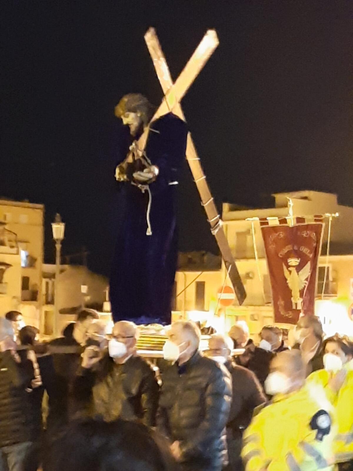 Il freddo non ha fermato il popolo dei fedeli nel Giovedì santo -