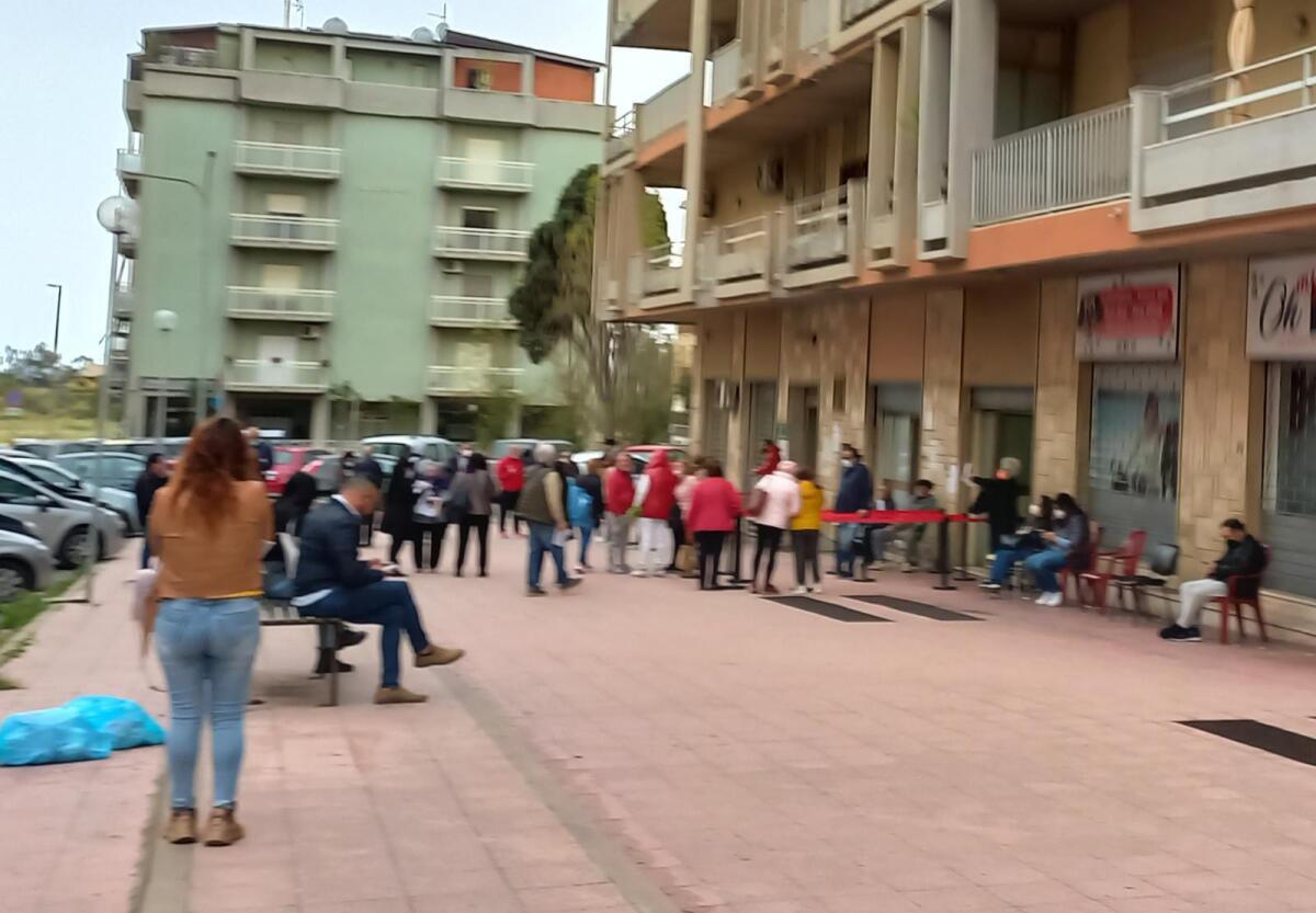 Fila all'Asp dopo la multa di 100 euro -