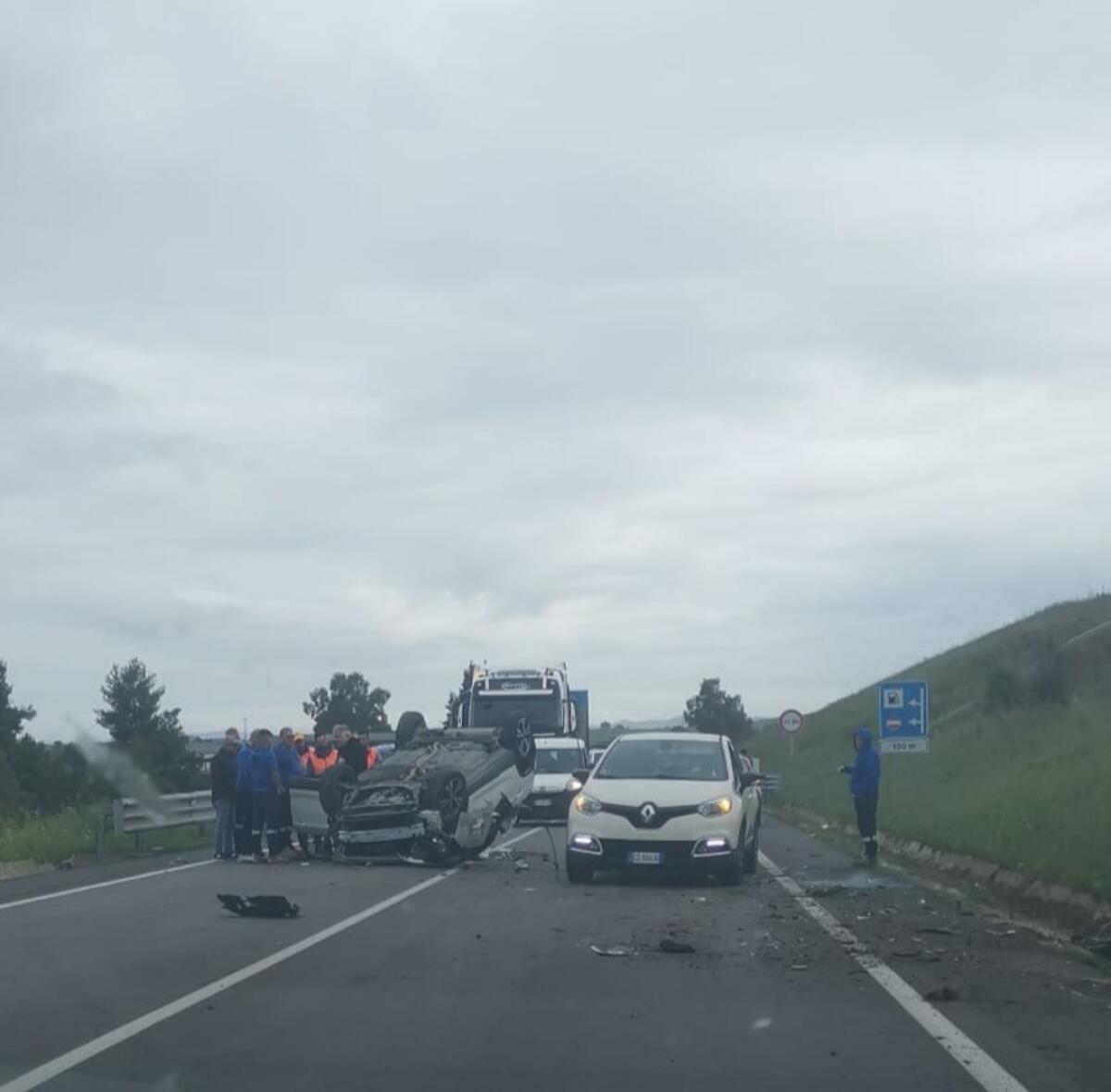 Auto ribaltata sulla 626, traffico bloccato - 