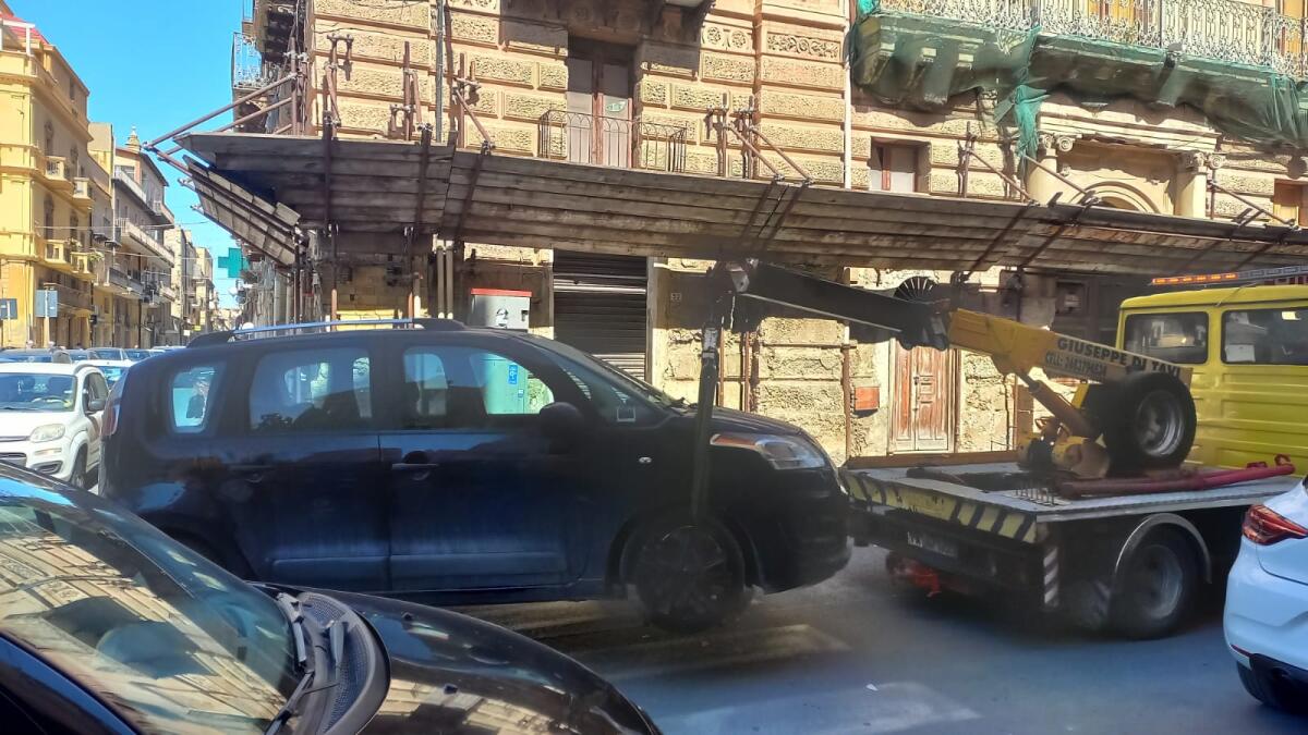 Tante auto rimosse in piazza Umberto - 