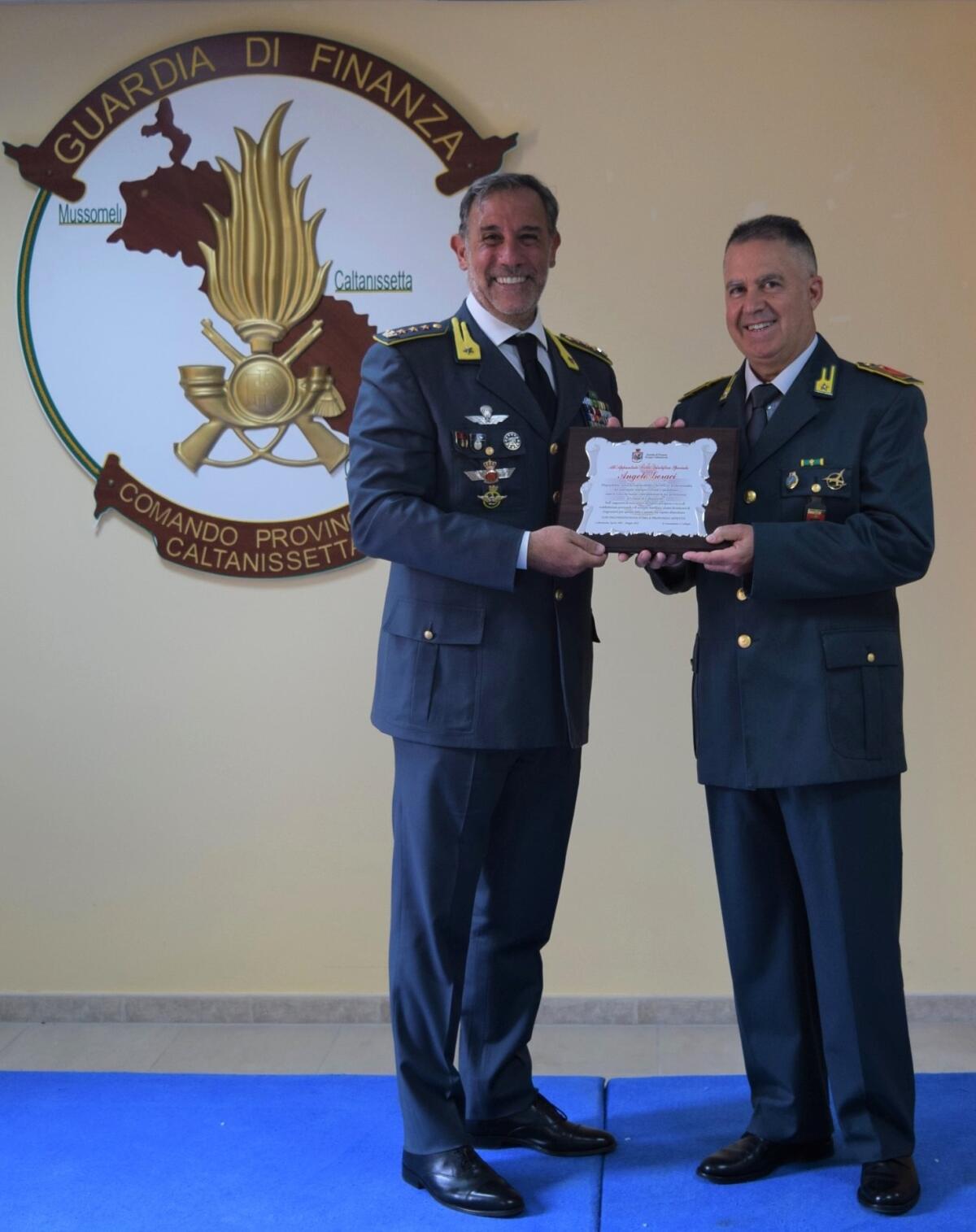 Ultimo giorno di lavoro, nel giorno del compleanno per l'appuntato Angelo Geraci - 