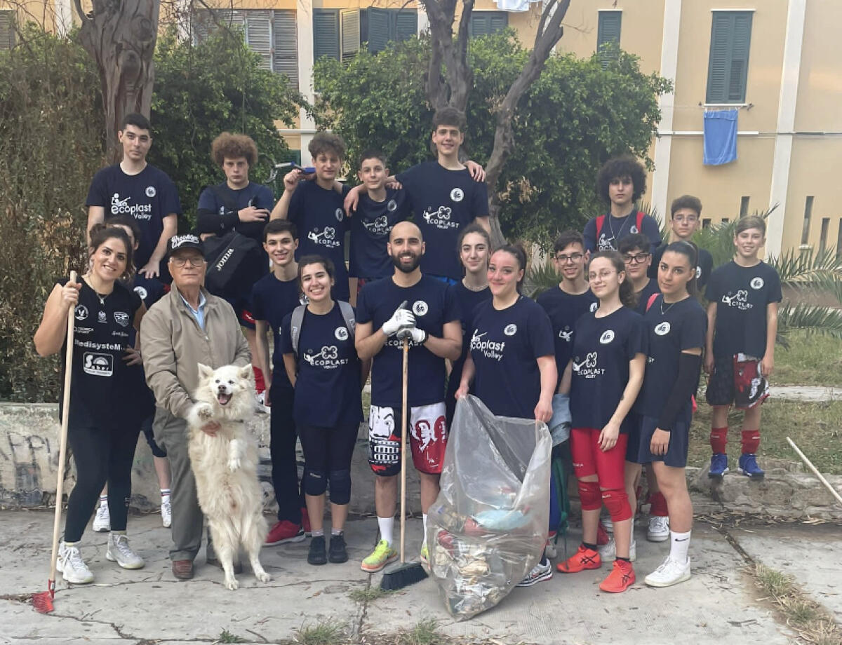 Macchitella, gli atleti dell’Ecoplast volley ripuliscono l’area del tensostatico   - 