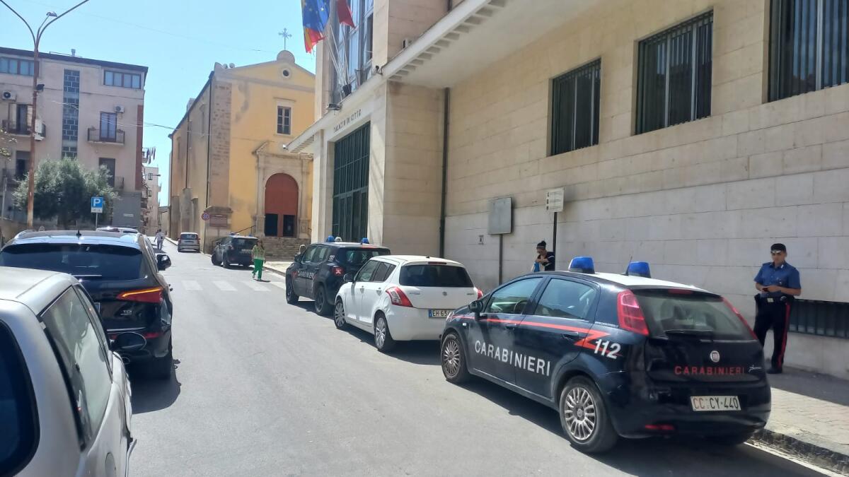 Assediato il Palazzo di Città: perquisizioni in corso -