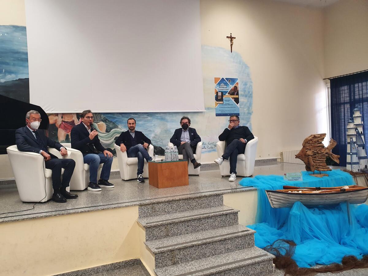 Al Liceo Classico ha successo il doppio appuntamento dedicato al libro del giornalista Domenico Russello - 