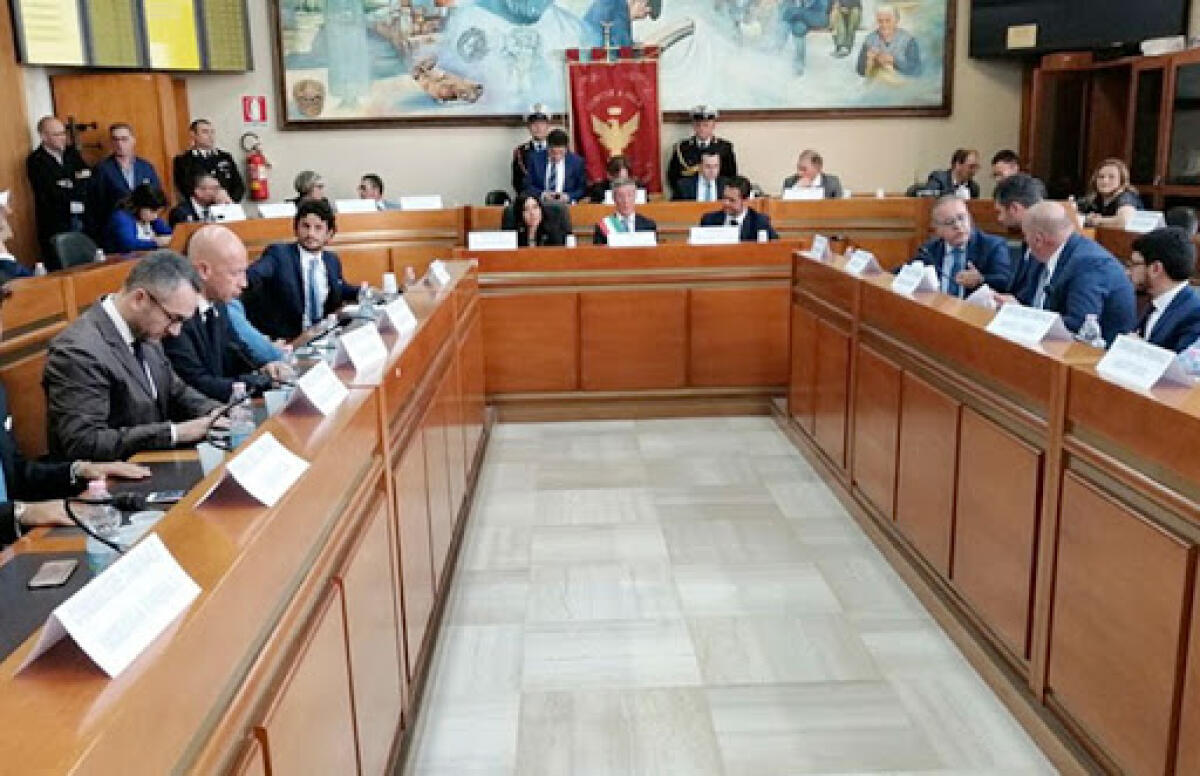 La maggioranza obbedisce al sindaco ed approva il regolamento su case abusive - 