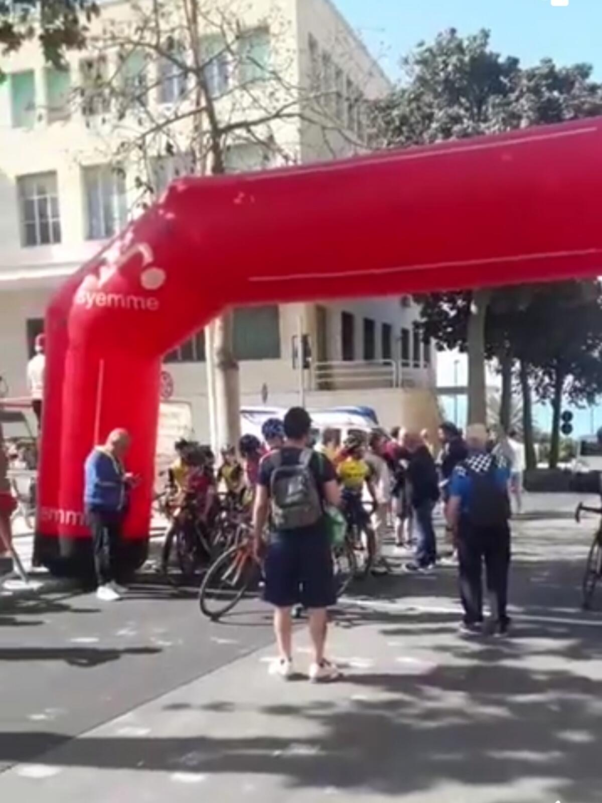 I ragazzi pronti per partire...annullata la gara ciclistica - 